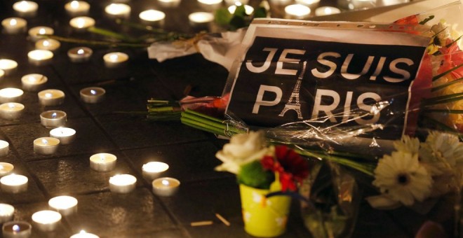 Flores y velas rinden homenaje a las víctimas de los atentados de París.- REUTERS