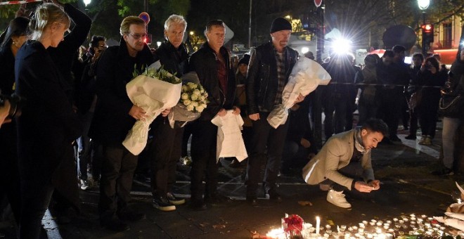 Los integrantes de U2 se acercaron a una de las vigilias en honor a los muertos en los atentados. - AFP