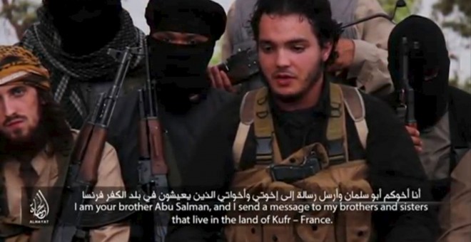 El miembro del EI autoidentificado como Abu Salman, en un fragmento del vídeo.REUTERS