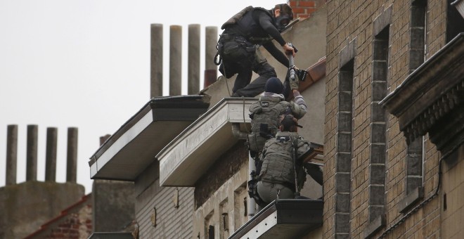 Agentes especiales de policía escalan a un tejado en el barrio bruselense de Molenbeek. /REUTERS