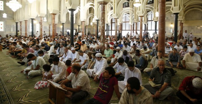 Un grupo de musulmanes reza en la mezquita de la M-30 de Madrid. EFE