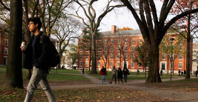 Un estudiante camina por el campus de la Universidad de Harvard. REUTERS/Jessica Rinaldi