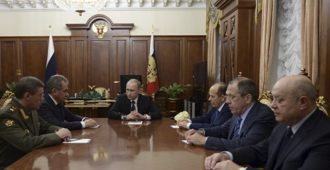 El presidente ruso Vladimir Putin, reunido con los jefes de los servicios de seguridad y del Ejército. REUTERS/Alexei Nikolskyi