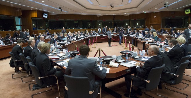 Imagen de la reunión de ministros de Defensa de la UE en Bruselas tras los atentados del pasado viernes en París. REUTERS/Delmi Alvarez