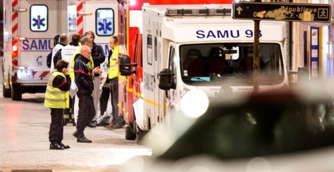 Personal médico y policías participan en la operación en Saint Denis./ EFE