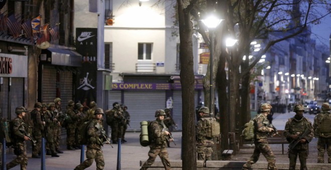 Unidades del Ejército francés se han desplegado en el centro de Saint Denis.- REUTERS.