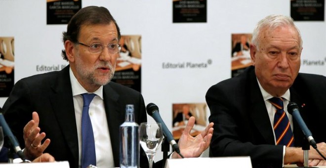 El presidente del Gobierno, Mariano Rajoy, durante la presentación del libro 'Todos los cielos conducen a España' del ministro de Asuntos Exteriores y Cooperación, José Manuel García-Margallo. EFE