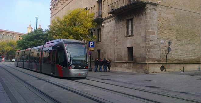 El tranvía pasa ante la sede del Tribunal Superior de Justicia y de la Fiscalía, en Zaragoza. / EDUARDO BAYONA