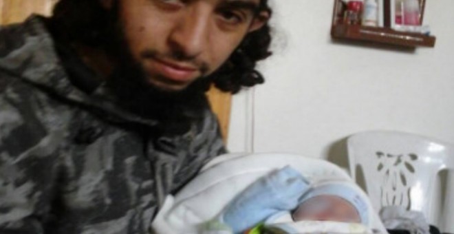 Kokito Castillejos, también conocido como Abu Tasnim “El Magrebí, sostiene a su hijo en Siria.