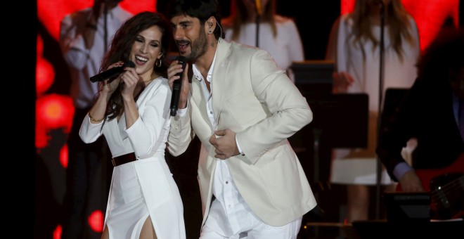 Los cantantes Malú y Melendi actúan durante la gala. REUTERS