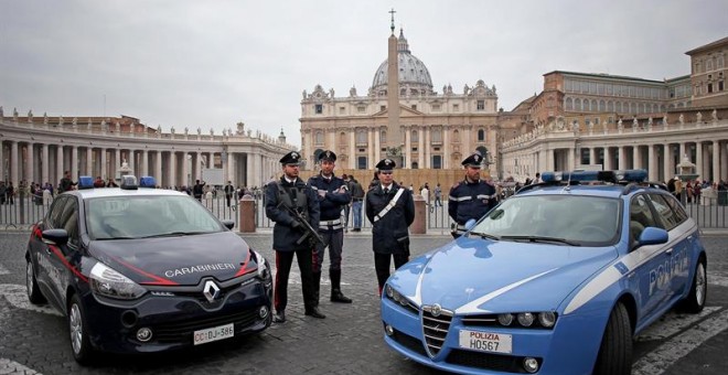 Agentes de policía italianos patrullan junto a la plaza de San Pedro en Roma. EFE