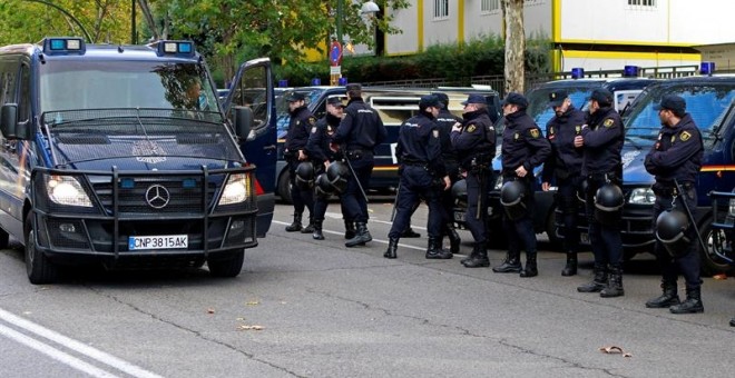 Varios efectivos de la Policía Nacional vigilan los alrededores del Santiago Bernabéu. EFE/Víctor Lerena