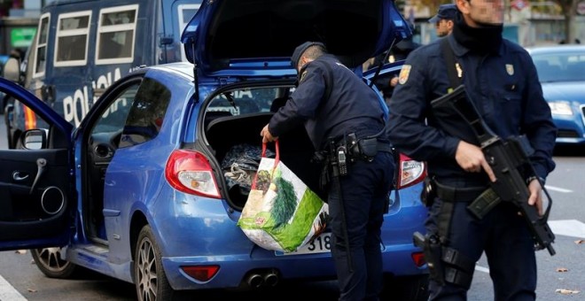 Agentes de la Policía Nacional registran un vehículo en los alrededores del estadio Bernabéu. EFE/Chema Moya.