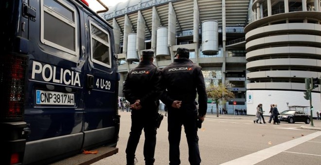 La Policía Nacional no pierde detalle de lo que sucede en el Santiago Bernabéu. EFE/Chema Moya.