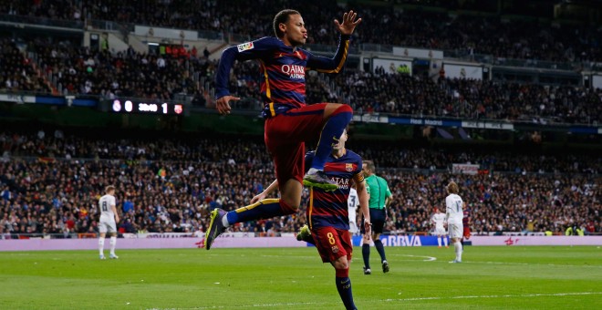 Neymar celebra el segundo gol del Barcelona en el Bernabéu.  Reuters / Juan Medina