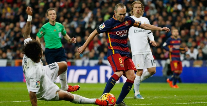 Iniesta en el momento del remate con el que hizo el tercer gol en el Bernabéu. Reuters / Sergio Perez