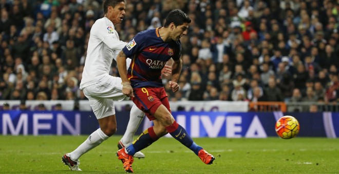 Luis Suárez en el momento del remate con el que hizo el cuarto gol del Barcelona en el Bernabéu. Reuters / Sergio Perez