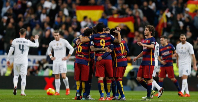 Los jugadores del Barcelona celebran su victoria ante el Madrid en el Bernabéu. REUTERS