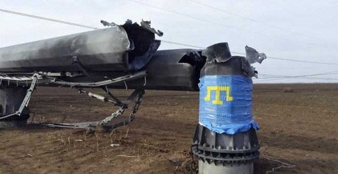 Las únicas torres de alta tensión en el sur de Ucrania que suministran energía al territorio anexionado por Rusia fueron dinamitadas.- EFE