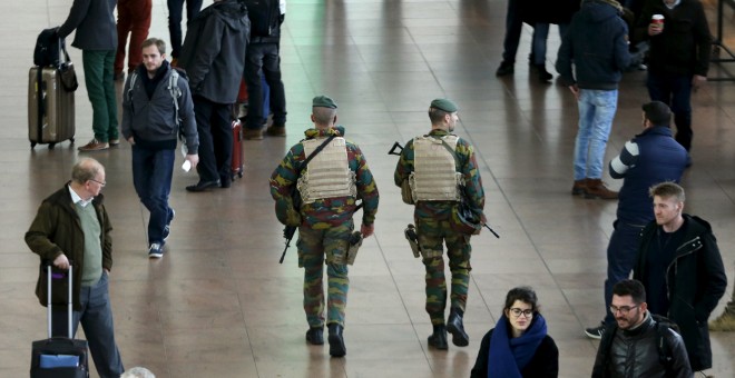 Belgian soldiers patrol in the departure hall of Zaventem international airport near Brussels, November 22, 2015, after security was tightened in Belgium following the fatal attacks in Paris. REUTERS/Francois Lenoir