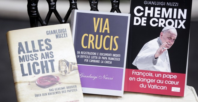 Las versiones alemana, italiana y francesa del libro 'Via Crucis', del periodista Gianluigi Nuzzi, sobre la corrupción en el Vaticano. REUTERS/Yara Nardi