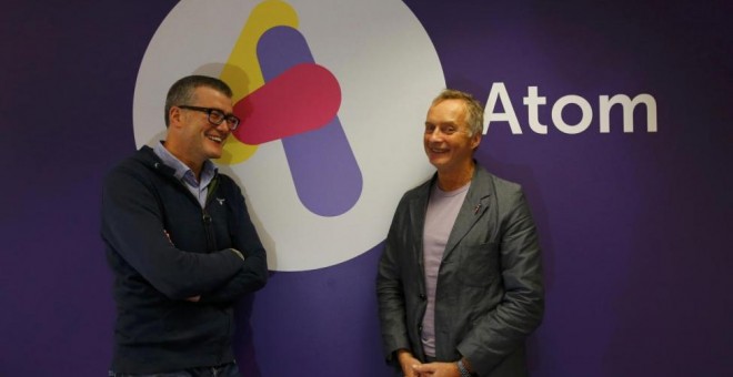 El consejero delegado de Atom Bank, Mark Mullen (i), con el presidente de la entidad, Anthony Thomson (d), en la sede de Durham (Reino Unido). REUTERS/Darren Staples