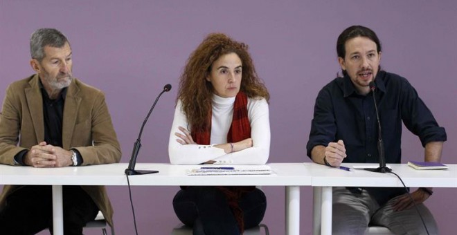 El secretario general de Podemos, Pablo Iglesias (d), acompañado por el ex JEMAD Julio Rodríguez (i) y la expresidenta de Amnistía Internacional España, Itziar Ruiz-Giménez. /EFE