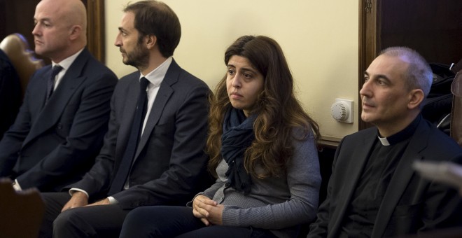 Cuatro de los acusados del Vatileaks2: de derecha a izquierda,  el sacerdote español Lucio Vallejo Balda, la ex relaciones públicas italiana Francesca Chaouqui, y los periodistas Gianluigi Nuzzi y Emiliano Fittipaldi. REUTERS