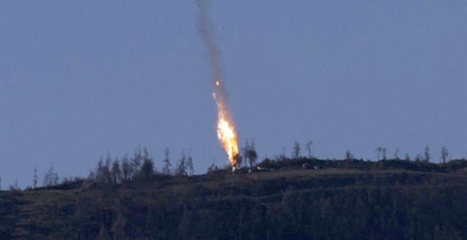 Captura de video facilitada por el canal de televisión HaberTurk que muestra un avión que deja una estela de fuego a medida que cae tras ser derribado cerca de la frontera entre Siria y Turquía. EFE