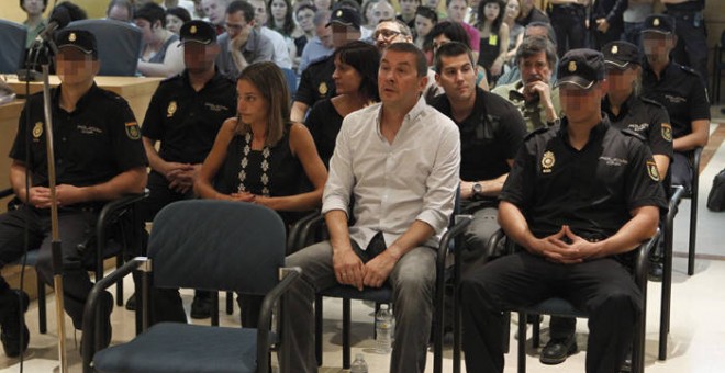 Otegi, en primera fila junto a los otros encausados en el juicio celebrado en 2011 en la Audiencia Nacional. EFE