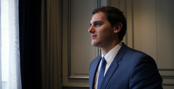 El presidente de Ciudadanos, Albert Rivera, posa en el Hotel Palace de Madrid para 'Público'. JAIRO VARGAS