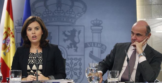 La vicepresidenta del Gobierno, Soraya Sáenz de Santamaría, y el ministro de Economía y Competitividad, Luis de Guindos, durante la rueda de prensa posterior a la reunión del Consejo de Ministros./ EFE