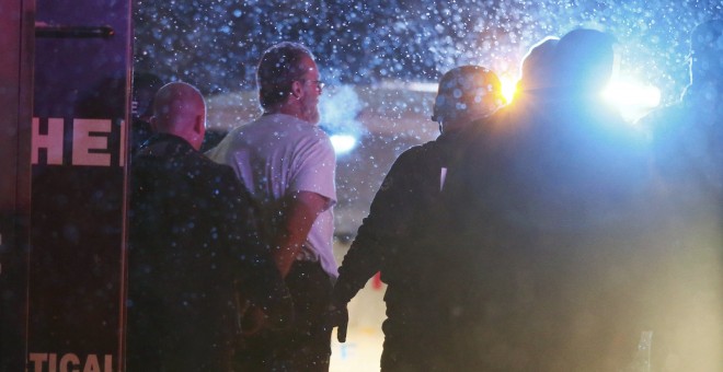 El atacante, detenido fuera de un centro abortista de Colorado Springs, Colorado.- REUTERS / Isaías J. Downing