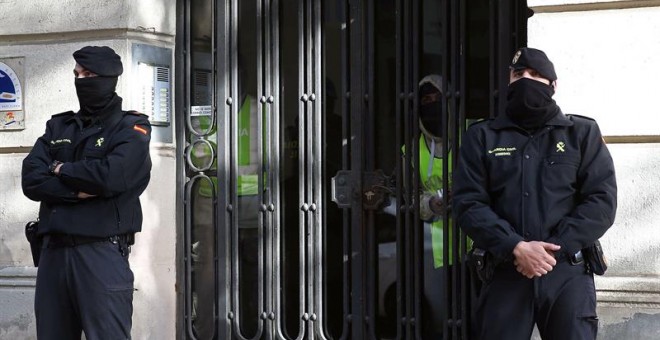 Agentes de la Guardia Civil, durante el registro que han realizado en Barcelona.- EFE/TONI ALBIR