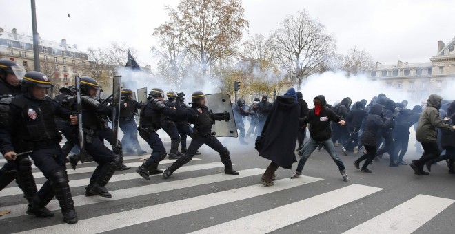 La Policía carga contra los manifestantes ecologistas en París.- REUTERS