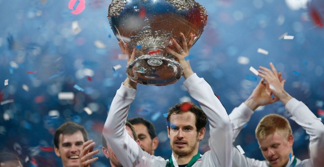Andy Murray levanta el trofeo de la Copa Davis. /REUTERS