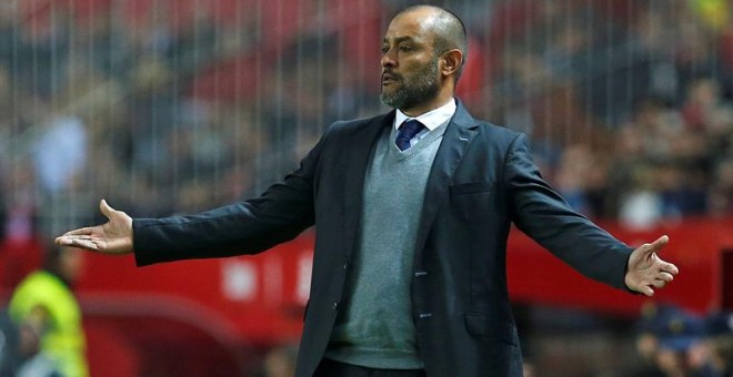 El entrenador del Valencia, Nuno Espírito Santo, durante el partido en el Sánchez Pizjuán. /EFE