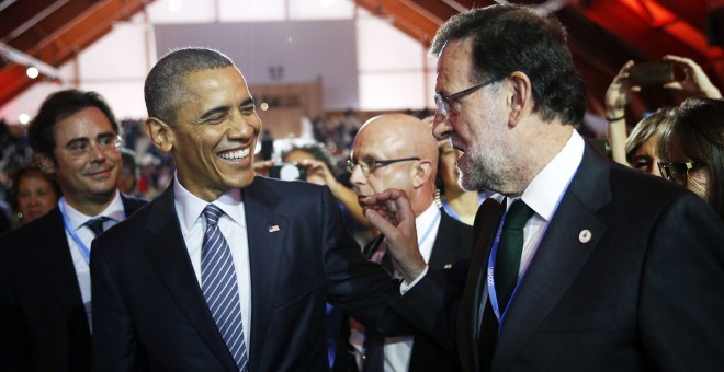 El presidente del Gobierno, Mariano Rajoy, charla con el presidente estadounidense, Barack Obama, durante la sesión inaugural de la cumbre del Clima (COP21) que se celebra en Le Bourget, cerca de París (Francia). EFE/YOAN VALAT