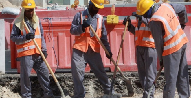 Foto de archivo de varios trabajadores en la construcción de un estadio en Doha. /AFP