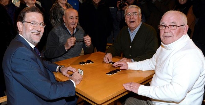 Rajoy con varios jubilados en un hogar este martes en Olmedo (Valladolid). /EFE