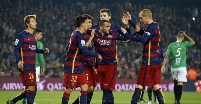 Los jugadores del Barça celebran uno de los goles al Villanovense. REUTERS