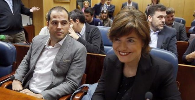 Dolores González Pastor, en la imagen junto a Ignacio Aguado, que preside la comisión de investigación sobre corrupción. / EFE