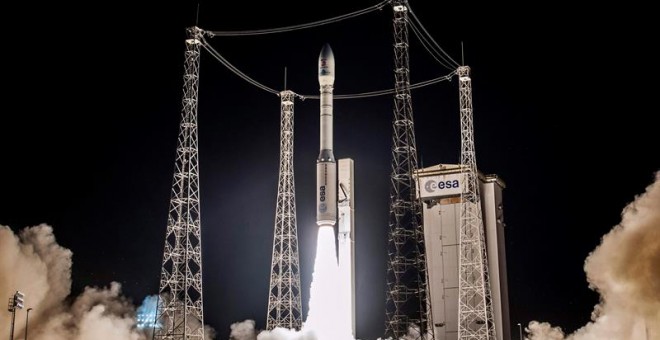 Fotografía facilitada por la agencia espacial francesa Centre National d'Etudes Spatiales (CNES) del despegue del cohete Vega, que transporta al satélite europeo LISA Pathfinder, desde Kurú (Guayana Francesa) en la madrugada de hoy, 3 de diciembre de 2015