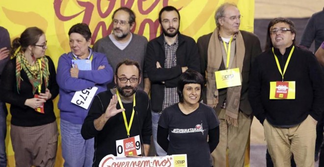 El diputado de la CUP Benet Salelles durante su intervención tras la asamblea de la formación política en Manresa. EFE