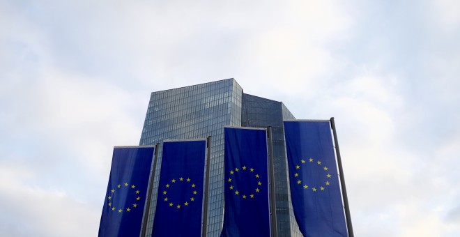 Banderas de la UE en el exterior de la sede del BCE, en Fráncfort. REUTERS/Ralph Orlowski