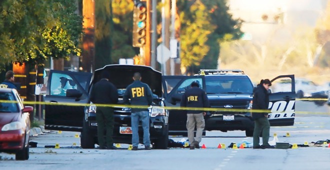 La Policía investiga el vehículo en el que los atacantes fueron abatidos. REUTERS/Mike Blake
