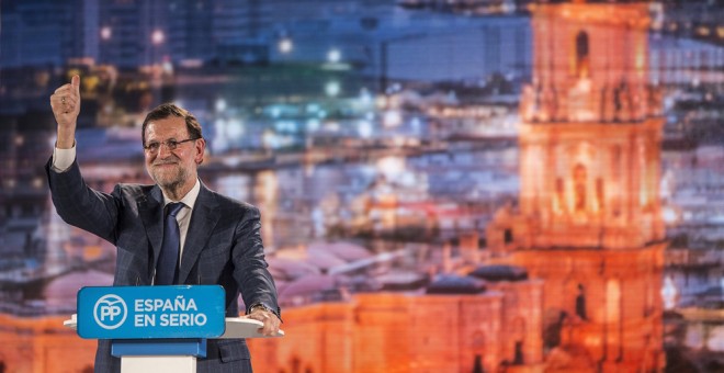 El presidente del Gobierno, Mariano Rajoy, durante su intervención en el acto político previo al inicio de la campaña para las elecciones generales del 20-D, esta tarde en Palacio de Congresos de Málaga. EFE/Jorge Zapata