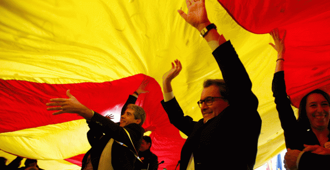 El presidente en funciones, Artur Mas y el cabeza de lista Francesc Homs durante el acto de inicio de campaña de Democràcia i Llibertat para las elecciones generales. EFE