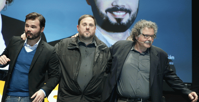 El cabeza de lista de Esquerra Republicana de Catalunya (ERC), Gabriel Rufián, acompañado de Joan Tardá y de Oriol Junqueras durante el acto de inicio de campaña electoral. EFE