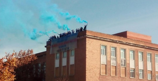 Jóvenes miembros del grupo neonazi Frente Juvenil protestan contra los refugiados sirios en la azotea de la Facultad de Odontología, en la Universidad Complutense de Madrid